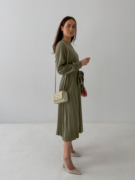 Midi alyvuogių atspalvio suknelė su dirželiu