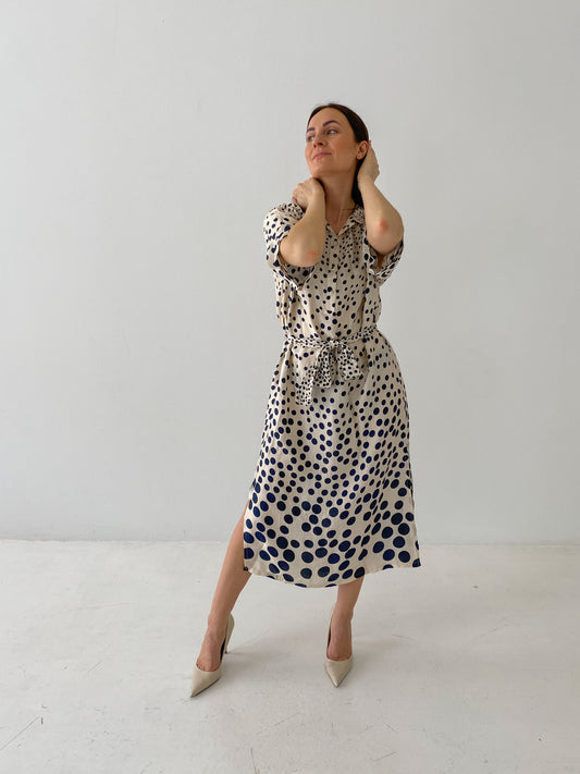 Midi suknelė su tamsiais mėlynais taškiukais