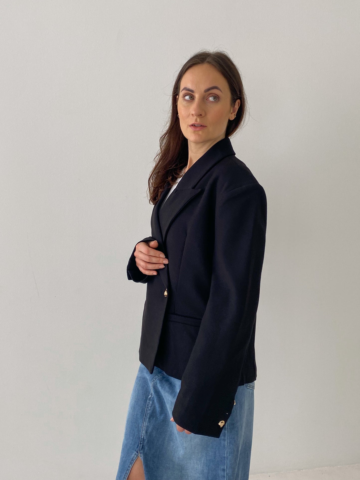 Oversized juodas švarkas su pakeltais pečiais