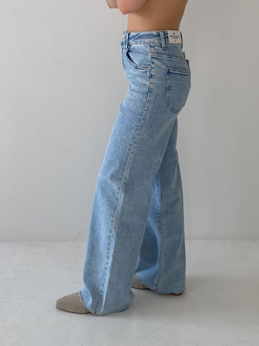 Šviesiai mėlyni platūs džinsai