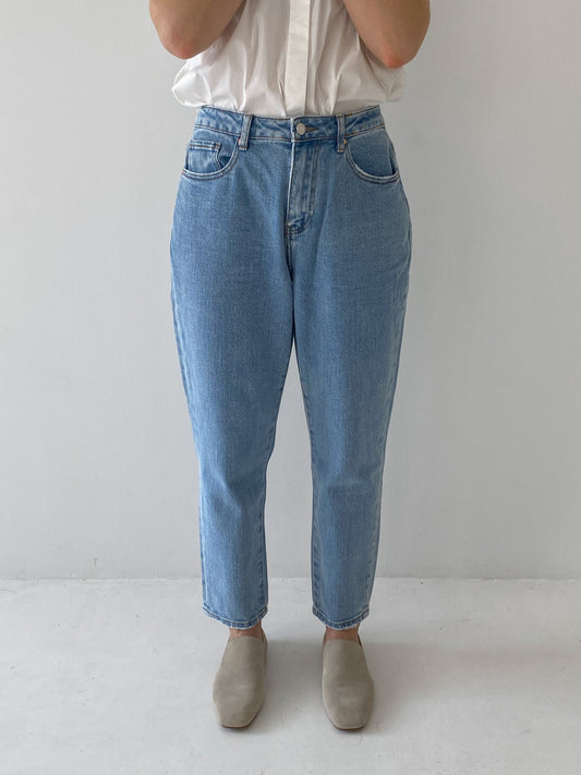 Mom stiliaus džinsai