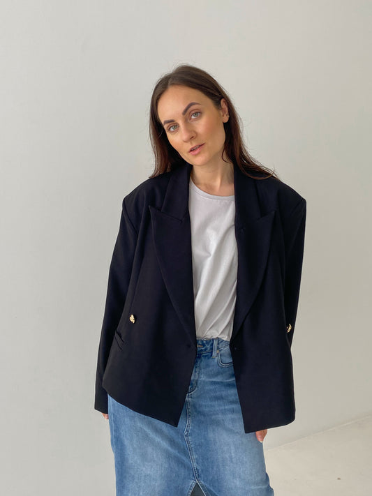 Oversized juodas švarkas su pakeltais pečiais